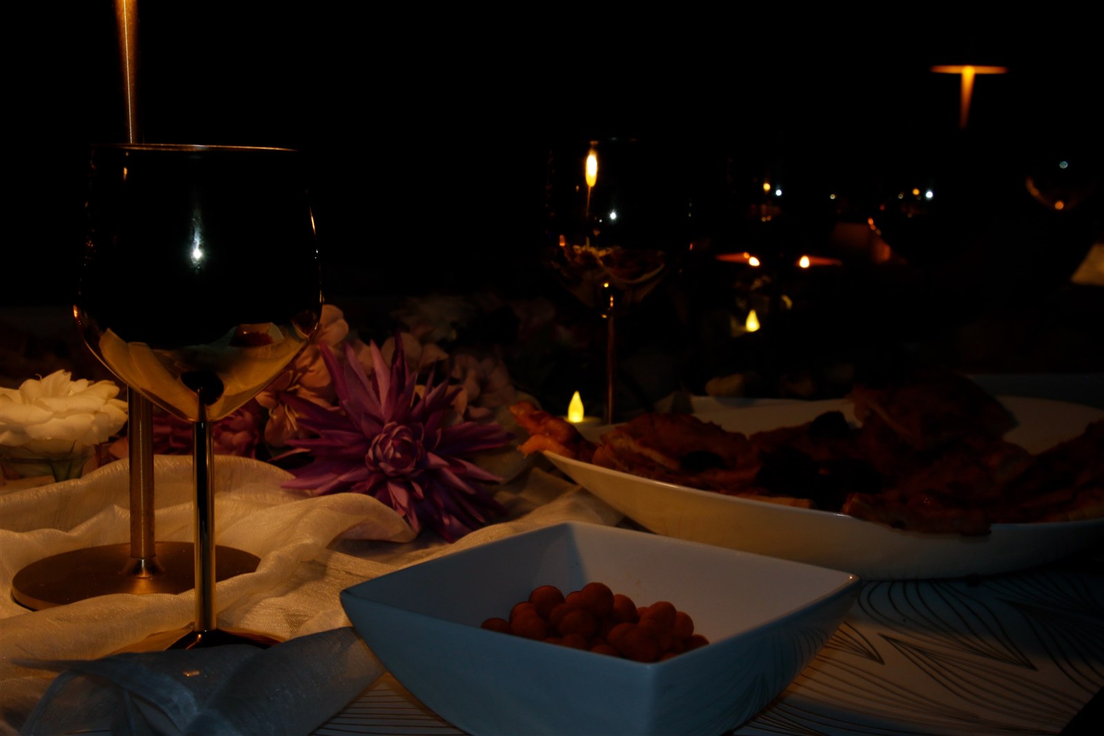 Ambiance lumineuse et buffet d’un événement organisé par Livia Rousseau