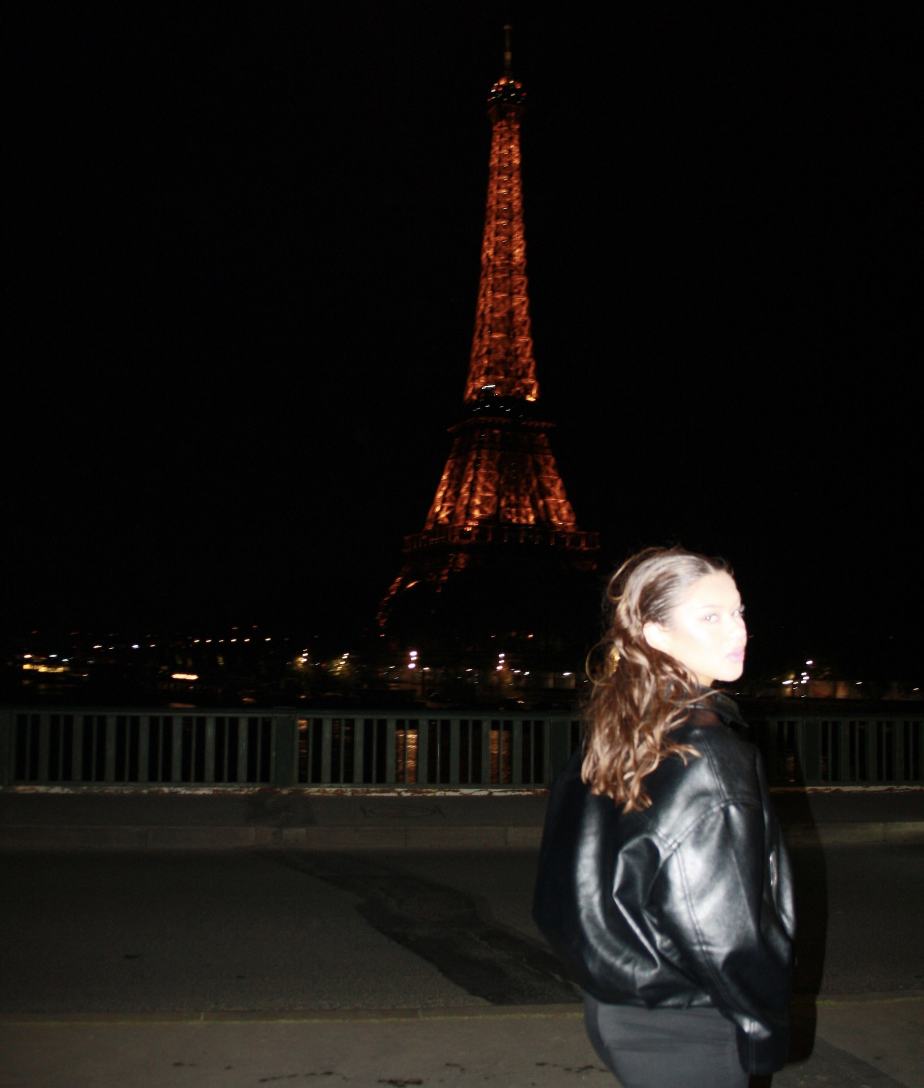 Livia Rousseau devant la tour Eiffel à Paris